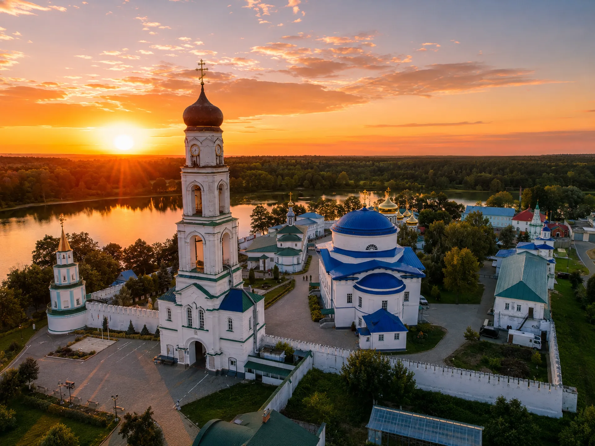 Церковные требы и лавки в Раифе